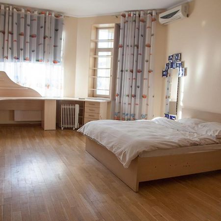 Two Bedroom Apartment With Balcony Киев Екстериор снимка