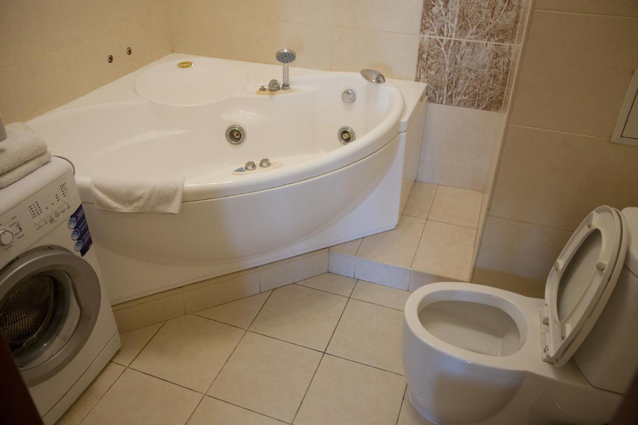 Two Bedroom Apartment With Balcony Киев Екстериор снимка