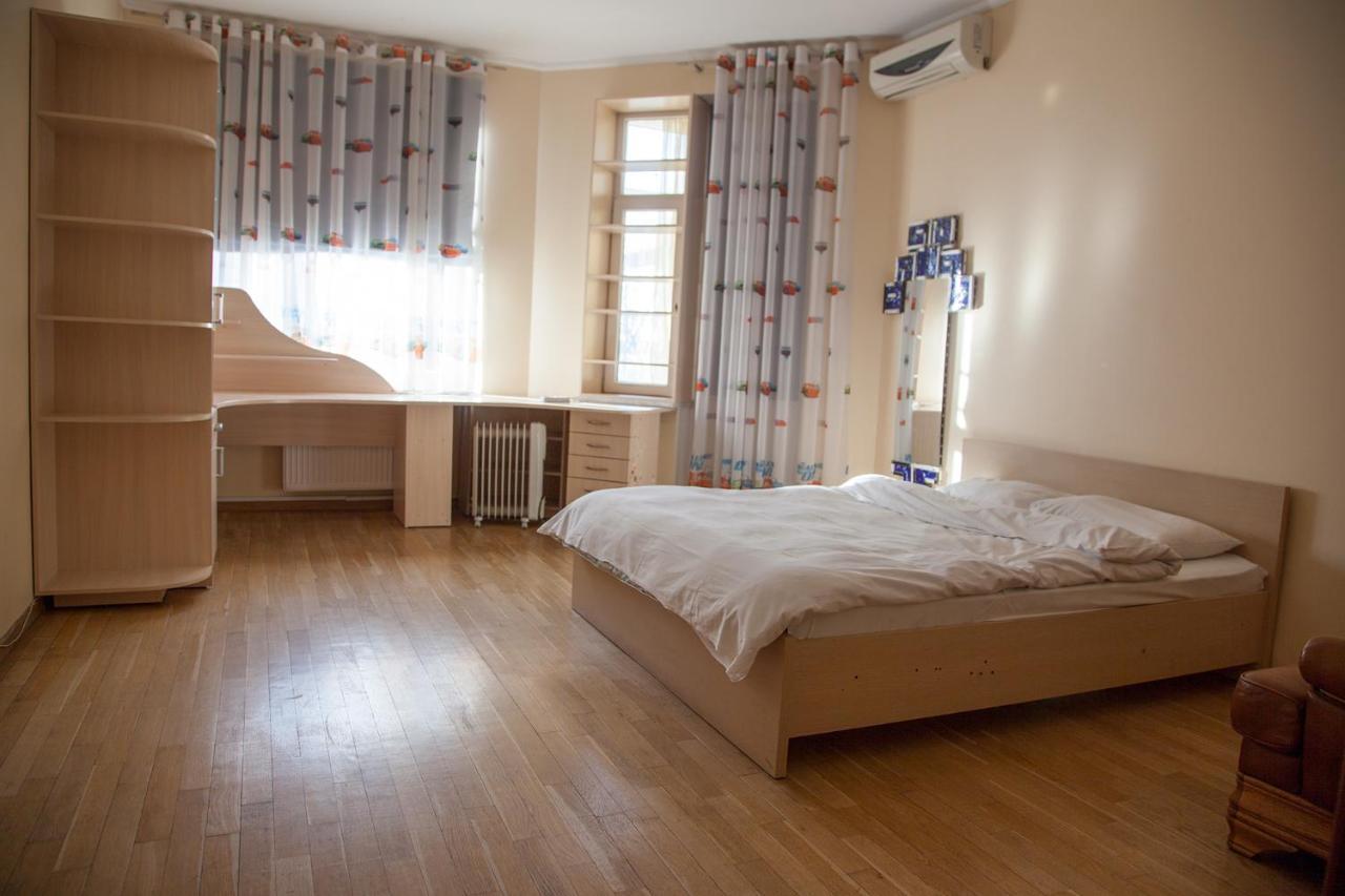 Two Bedroom Apartment With Balcony Киев Екстериор снимка
