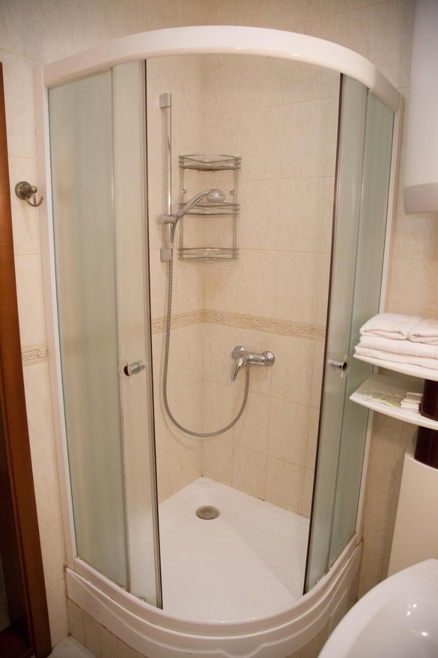 Two Bedroom Apartment With Balcony Киев Екстериор снимка