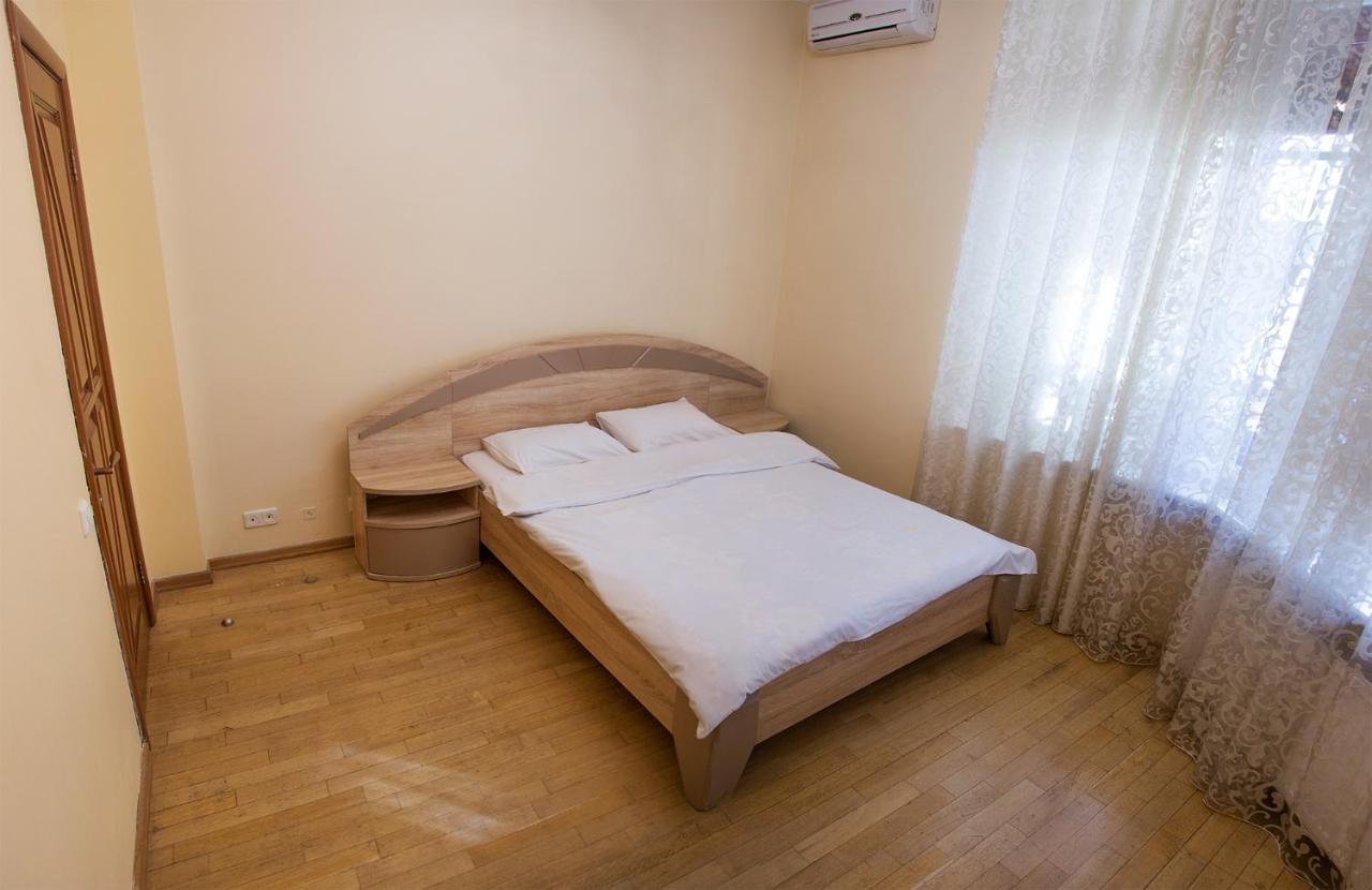 Two Bedroom Apartment With Balcony Киев Екстериор снимка