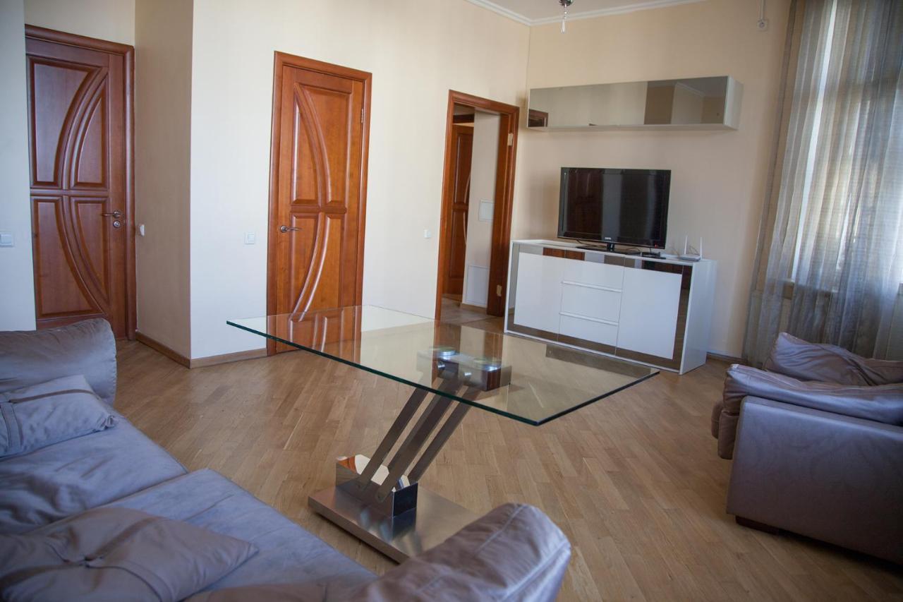 Two Bedroom Apartment With Balcony Киев Екстериор снимка